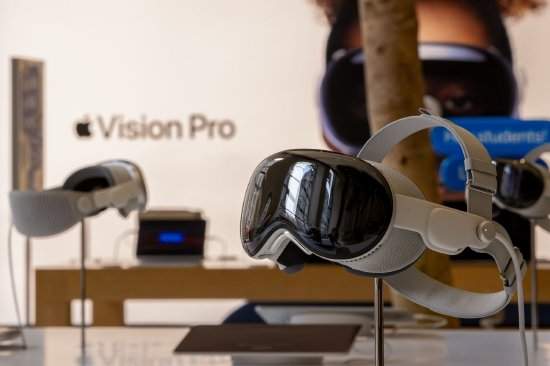  苹果零售店展示的Vision Pro