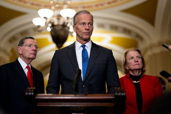 参议院共和党领导层,从左至右依次为John Barrasso、John Thune和Shelley Moore Capito,在华盛顿美国国会大厦举行的新闻发布会期间