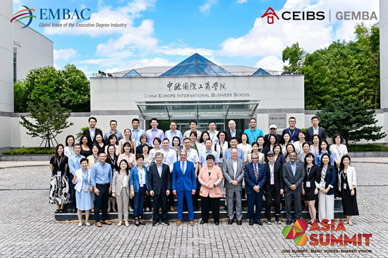 与会嘉宾在中欧国际工商学院合影留念