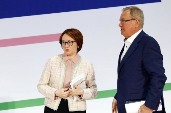 Elvira Nabiullina与VTB首席执行官Andrey Kostin，7月2日在俄罗斯央行金融大会期间