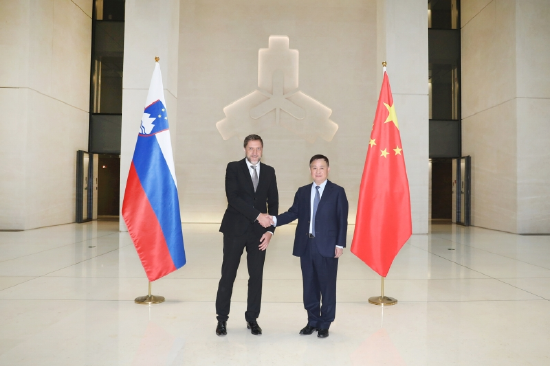 中国人民银行行长潘功胜会见斯洛文尼亚副总理兼财政部长博什特扬契奇