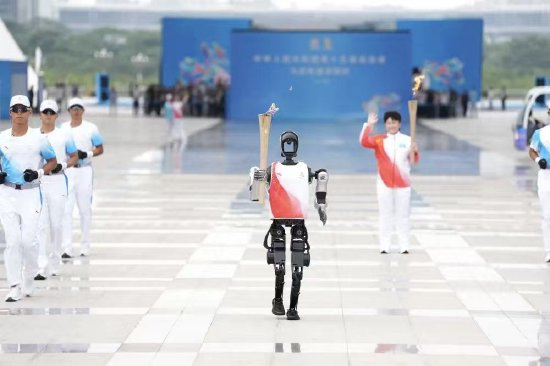十五运火炬传递开启!“夸父”机器人担任“0号火炬手”