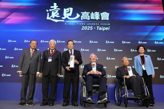 2025第23届远见高峰会共颁发三座君子社会贡献奖，得主为远见．天下文化事业群创办人高希均（左三）、台湾管理教育开创者许士（右三）、资深媒体人张作锦（右二），由台达集团创办人暨荣誉董事长郑崇华（左一）、国立台湾大学前校长孙震（左二）担任颁奖人，右一为远见．天下文化事业群发行人王力行。张智杰摄
