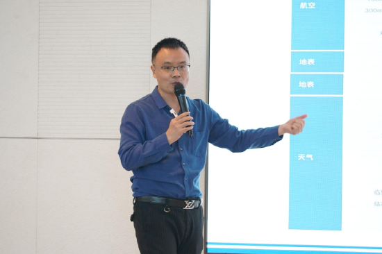中国经济体制改革研究会培训中心高级总监，中国移动通信联合会数据要素与区块链委员会副秘书长，清华五道口未央网专栏作家郝东林