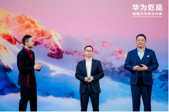 （图：中：华为智能汽车解决方案 BU CEO 靳玉志；右：启境品牌CEO刘嘉铭）