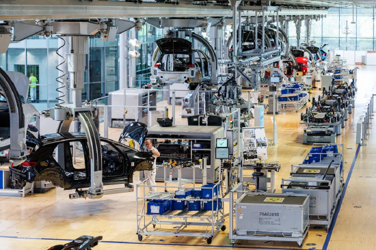 在生产线中,由大型吊具悬挂着的处于半装配状态的汽车正在流转。大众汽车德累斯顿工厂素有 “透明工厂” 之称,未来这里将被改造为一座技术研究中心。