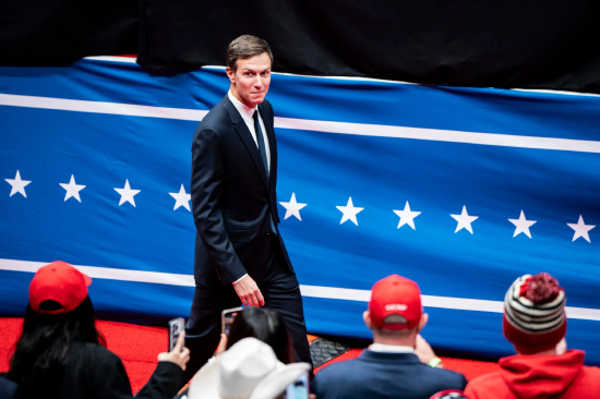 贾里德・库什纳走过悬挂着爱国装饰彩旗的舞台，目光投向观众席。这位美国总统特朗普的女婿在特朗普第一任期结束后不久，便创立了自己的投资公司亲和资本。