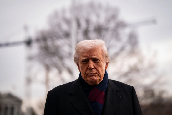 特朗普总统身着大衣、围着围巾现身户外，图片为胸部以上特写。