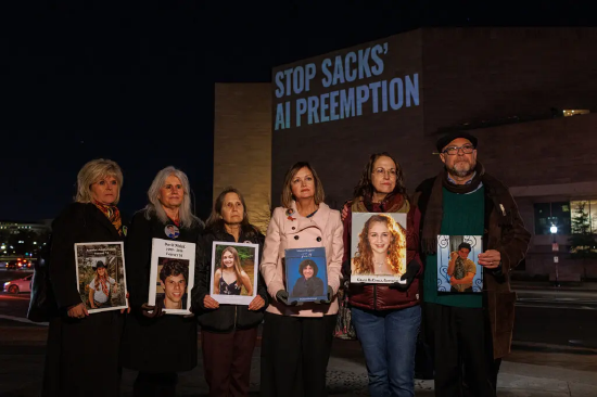 本月，在众议院召开儿童网络安全听证会的前夜，科罗拉多州居民洛里・肖特（最左侧）与其他家长一同在华盛顿举行抗议活动，矛头直指大卫・萨克斯。抗议者身后的墙上写着‘叫停萨克斯的人工智能先发制人策略’。