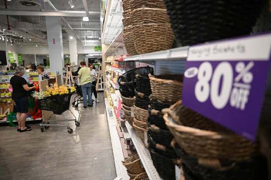 加州某乔安门店结业清仓最后一日，顾客选购折扣商品