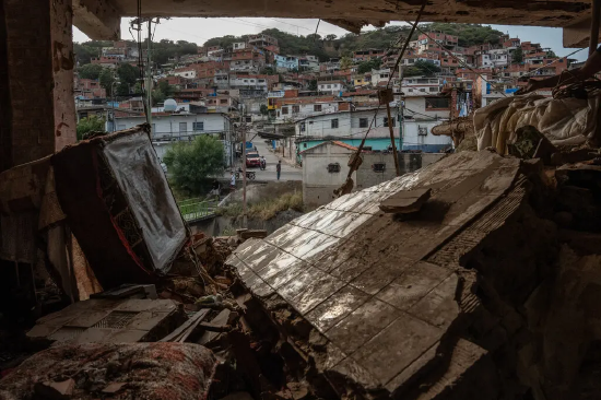 这是本周日，委内瑞拉拉瓜伊拉市苏布莱特社区在美军军事干预后，一处受损公寓的景象。