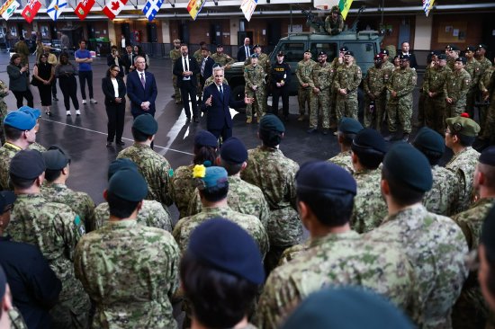 加拿大总理马克卡尼在多伦多一军营与加拿大第四师的官兵交谈。