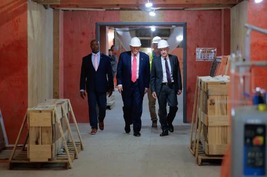 美国总统唐纳德・特朗普与美联储主席杰罗姆・鲍威尔、参议员蒂姆・斯科特一同视察美联储大楼翻新工程