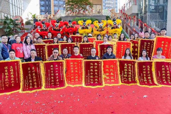 哔哩哔哩:福禄一卡通回收-交付看远洋 | 近百户业主自发送锦旗，深圳远洋天祺700套精装住宅高品质交付