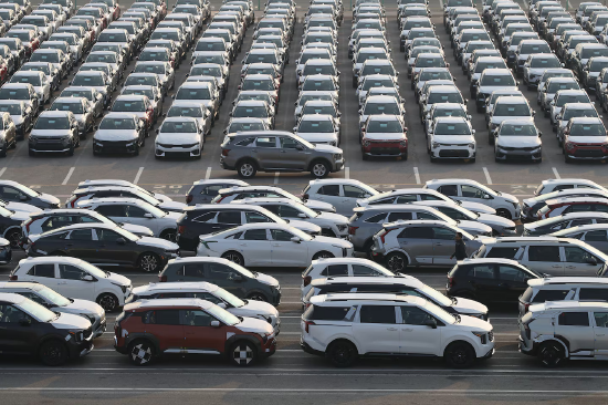 4 月 3 日，韩国平泽市，韩国起亚汽车公司生产的车辆整齐排列，等待装船外运。