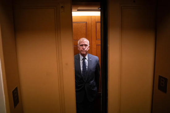 2026 年 1 月 6 日，華盛頓特區國會山，北卡羅來納州共和黨參議員湯姆・蒂利斯抵達會場參加投票。