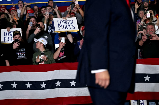 周二，艾奥瓦州克莱夫市，总统唐纳德・特朗普抵达现场发表经济相关讲话，现场与会者手持标语、欢呼致意。