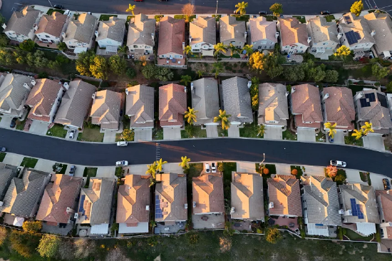 加州千橡市，航拍视角下，独栋两层住宅沿街排列。