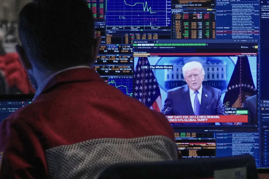 纽约证券交易所交易大厅，屏幕上显示特朗普总统。