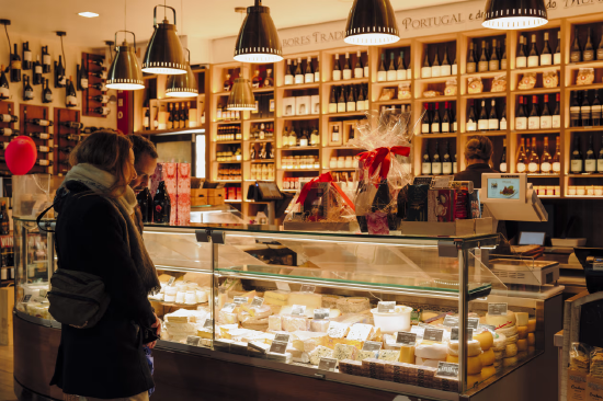 迈克尔和斯蒂芬妮在葡萄牙的一家杂货店挑选奶酪。 