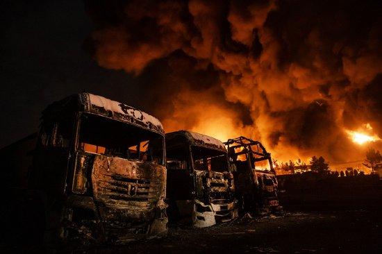 沙赫兰石油仓库发生火灾