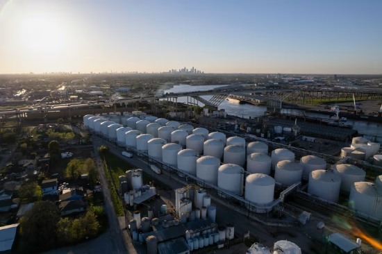 2026 年 3 月 13 日，休斯顿瓦莱罗真金不怕火油厂的储油罐。