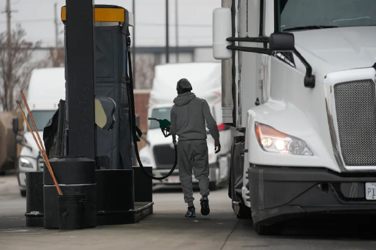 2026 年 3 月 3 日，伊利诺伊州埃尔克格罗夫村，一辆卡车在加油站与卡车停靠站加油。