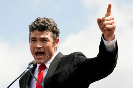 2021 年 9 月 18 日，乔・肯特在华盛顿特区一场支持国会山骚乱事件被告的集会上发表演讲。