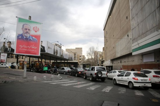 3月8日，德黑兰石油储存设施遭到蹙迫后，车辆在加油站列队加油。