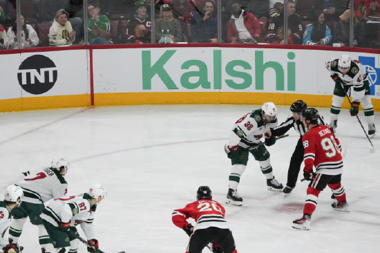 芝加哥黑鹰队与明尼苏达荒野队之间的一场 NHL 冰球比赛画面。Kalshi、Polymarket 等平台的大量交易都集中在职业体育和大学体育赛事上。