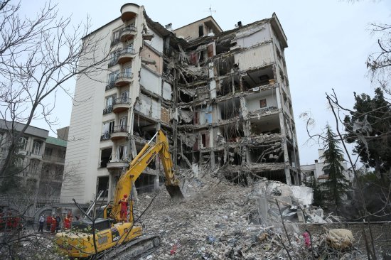 3月23日，空袭过后的德黑兰一栋建筑遭到毁坏