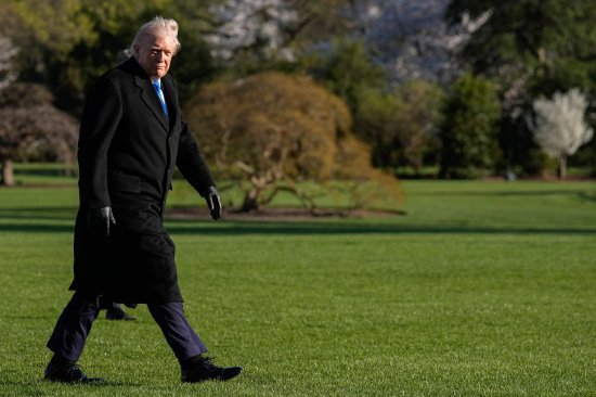 3月23日， 特朗普在白宫南草坪