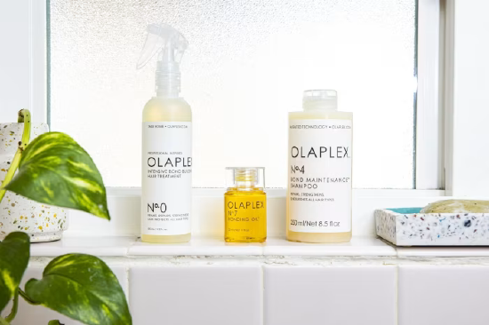 Olaplex 护发居品瓶身，包括 0 号强效发丝修护照拂居品、7 号护发精油、4 号发丝修护洗发水等。