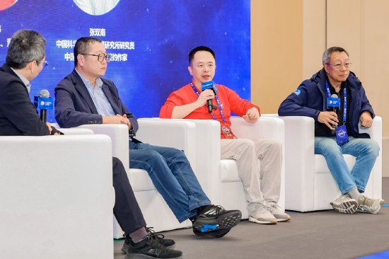 周鸿祎对话刘慈欣：人类不发展AI将导致文明停滞，“百亿智能体”将成新物种