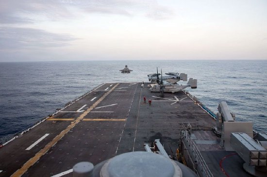 3月早些时候，一架F-35战斗机从飞行甲板上起飞