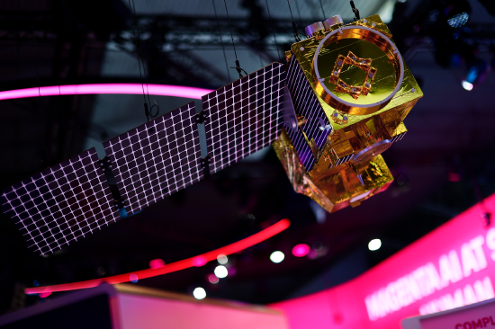 今年 3 月，巴塞罗那世界移动通信大会上，T-Mobile 展台展出的星链 V2 卫星模型。