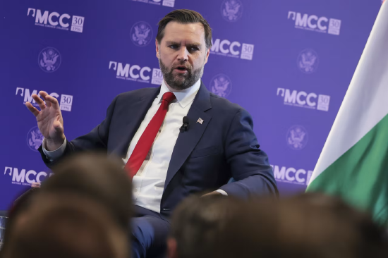 周三，好意思国副总统 JD・万斯在匈牙利布达佩斯的马蒂亚斯・科维努斯学院发表说话。