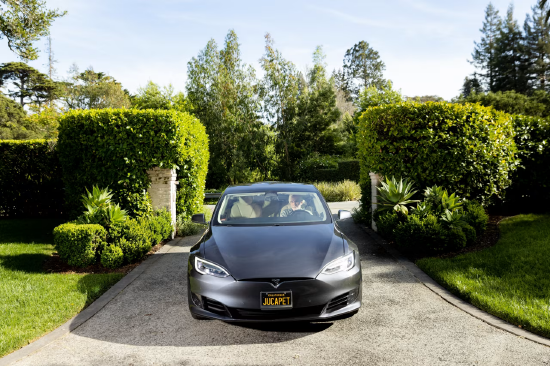 车主因特斯拉自动驾驶承诺掀起抗议浪潮