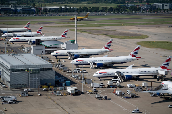 英国航空公司客机停靠在希思罗机场停机坪上。