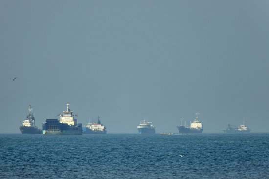 5月4日，停泊在霍尔木兹海峡水域的商船