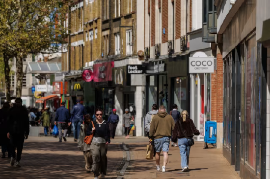 英国主干道零售门店到访人次下滑 9.2%，购物中心人流量下降 10.1%。