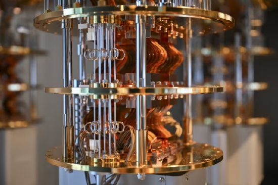 IBM 第二代量子计算系统零部件实拍，可见金银色精密金属组件。目前 IBM 等企业正着力研发稳定性更强、可规模化落地的量子计算机。