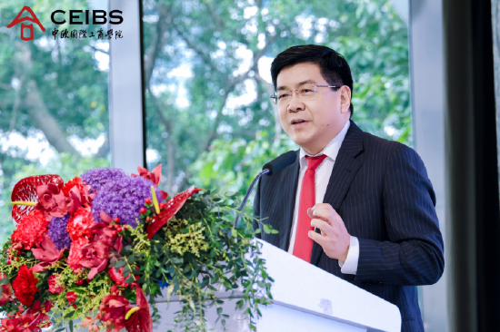 中国人民银行货币政策委员会委员、原中金公司董事总经理黄海洲发表主旨演讲