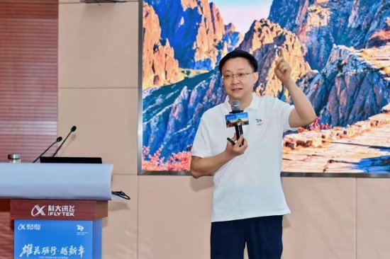 刘庆峰：坚守全栈自主，抢占 AI 根技术高地