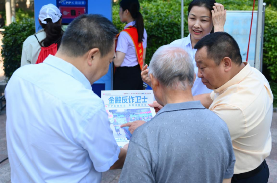 中银保险河南分公司保险五进入活动