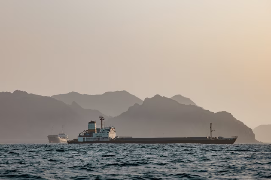 霍尔木兹海峡群山前停泊两艘油轮；上月阿曼近海锚定两艘船舶。