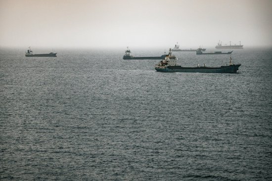 停泊在阿曼马斯喀特近海的原油油轮、散货船及其他船只