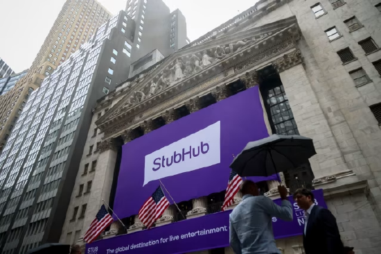 去年 StubHub 于纽交所进行首次公开募股现场标识