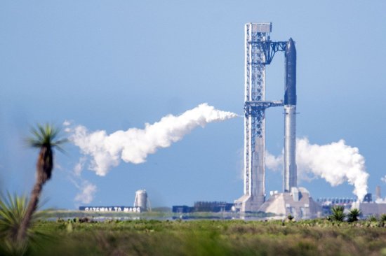 5月21日，SpaceX星舰V3停放在德克萨斯州博卡奇卡海滩Starbase发射基地的发射台上。