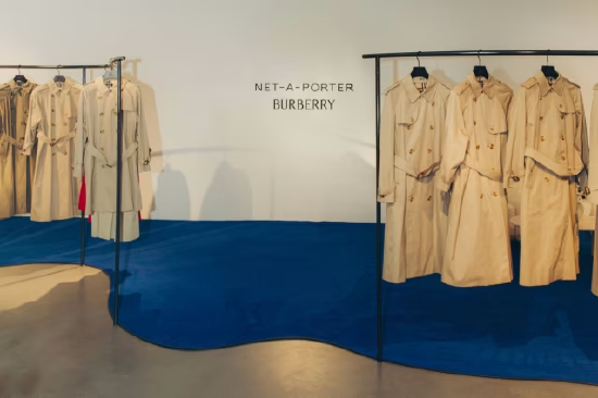 一场由颇特女士（Net‑a‑Porter）与博柏利（Burberry）联合举办的活动，来宾可选购并定制复古战壕风衣。